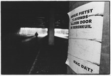 351601 Afbeelding van een affiche met de tekst “Meisje fietst ’s avonds alleen door de Berenkuil / Mag dat?” onder het ...